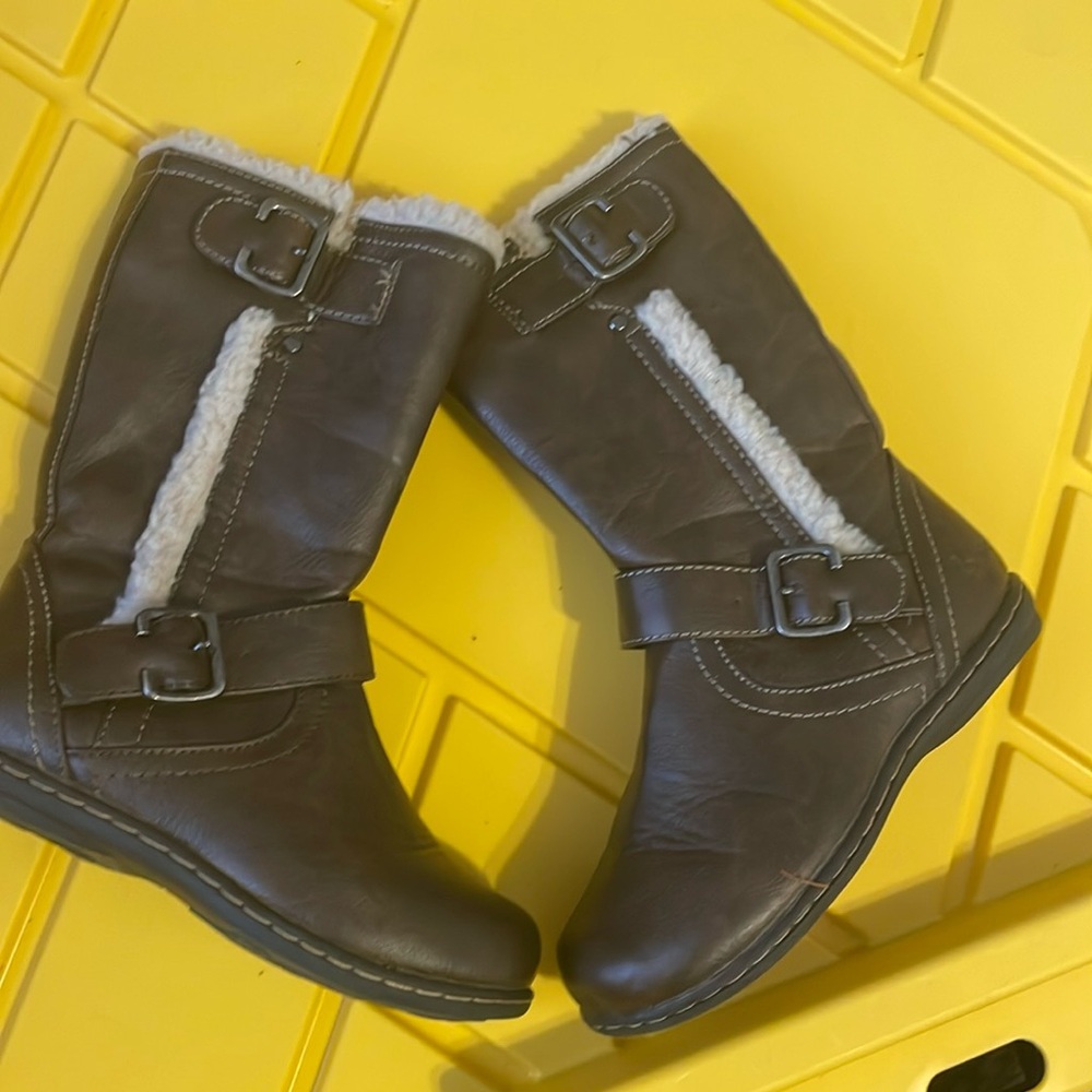 Brown size 10 girl's b.o.c. boots